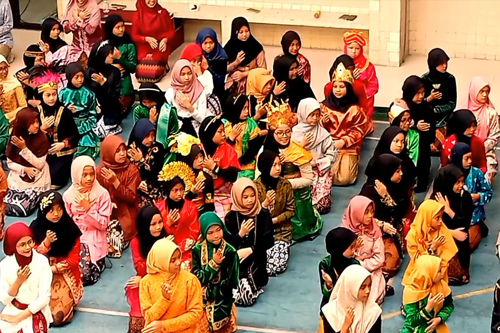 Maka pada kesempatan tersebut para guru mengajarkan kepada anak-anak bahwa walaupun berbeda-beda tetapi tetap satu semangat untuk memajukan pendidikan di Indonesia di era yang seperti ini.