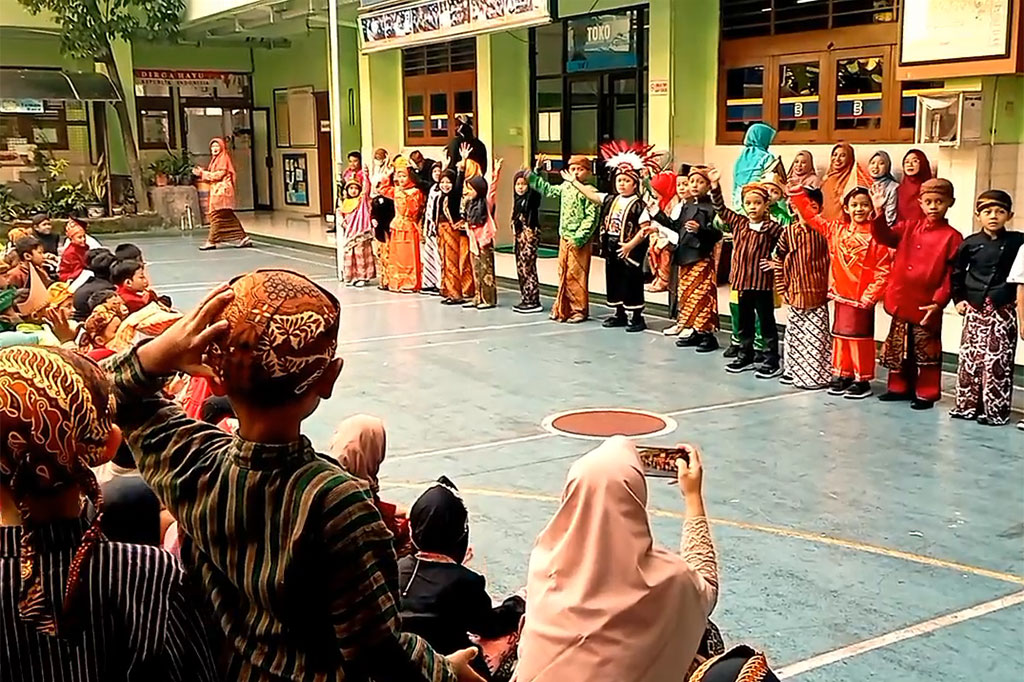 Di samping itu kebudayaan yang langsung masuk melalui media sosial melalui gadgetnya, maka sekolah berupaya untuk terus memberikan kesadaran penuh bahwa negara Indonesia memiliki beragam budaya, salah satunya dengan menggunakan pakaian adat yang dimiliki bangsa Indonesia sendiri. 