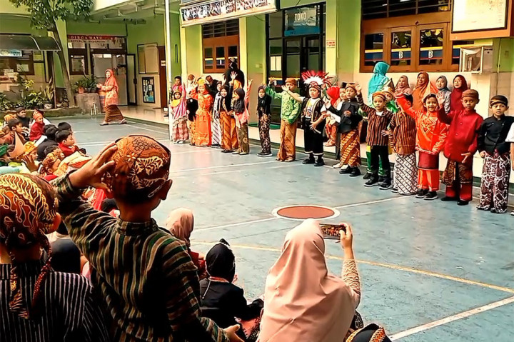 Di samping itu kebudayaan yang langsung masuk melalui media sosial melalui gadgetnya, maka sekolah berupaya untuk terus memberikan kesadaran penuh bahwa negara Indonesia memiliki beragam budaya, salah satunya dengan menggunakan pakaian adat yang dimiliki bangsa Indonesia sendiri. 