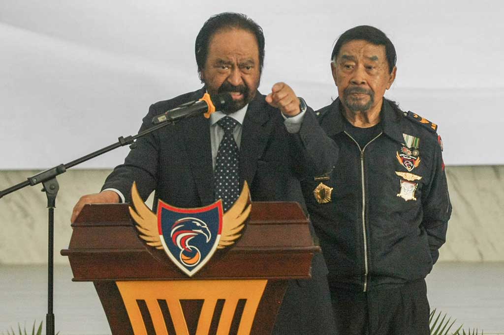 Ketua Umum Partai NasDem, Surya Paloh (kiri) didampingi Gubernur Akademi Bela Negara (ABN) NasDem, IGK Manila menyampaikan pidato di depan para kader saat menghadiri HUT ke-7 Akademi Bela Negara (ABN) NasDem di Gedung ABN, Pancoran, Jakarta, Kamis, 2 Mei 2024.