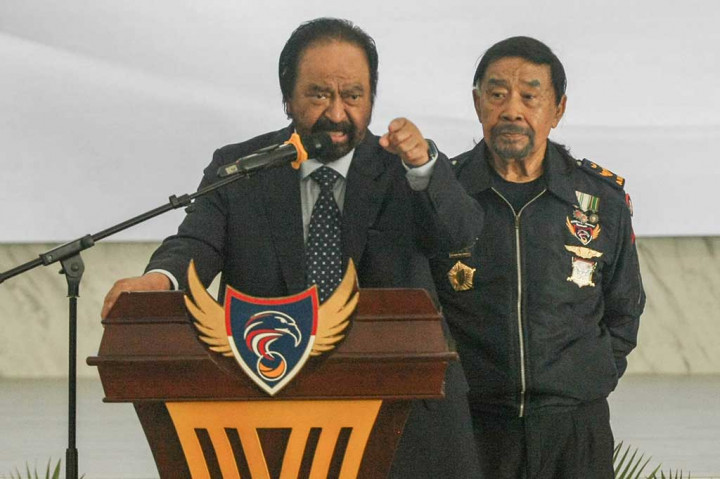 Ketua Umum Partai NasDem, Surya Paloh (kiri) didampingi Gubernur Akademi Bela Negara (ABN) NasDem, IGK Manila menyampaikan pidato di depan para kader saat menghadiri HUT ke-7 Akademi Bela Negara (ABN) NasDem di Gedung ABN, Pancoran, Jakarta, Kamis, 2 Mei 2024.