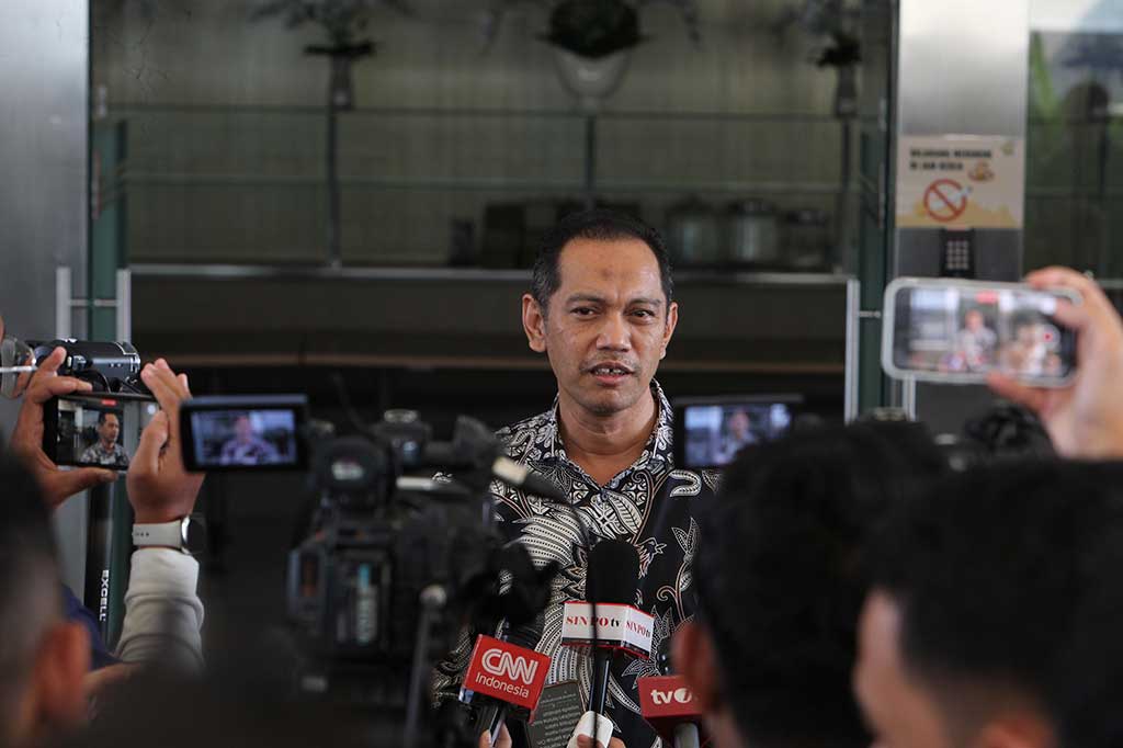 Ghufron meyakini sikapnya tidak salah. Menurutnya, persidangan etiknya itu tidak bisa dilaksanakan jika sedang digugat di PTUN jika mengacu pada Pasal 55 dalam Undang-Undang Mahkamah Konstitusi (MK). “Di pasal 55 UU MK menyatakan bahwa jika suatu norma sedang diuji, maka turunan norma tsb kalau sedang diuji juga di MA maka harus ditunda,” ujarnya.