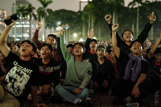 Pantauan di lokasi, terlihat ibu-ibu, bapak-bapak, pemuda-pemudi hingga anak-anak memadati kawasan Monas sambil bersorak-sorai mendukung Garuda Muda berlaga.