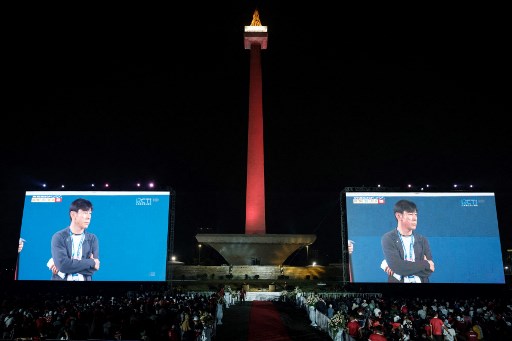 Para penonton terlihat bersemangat dengan mayoritas menggunakan kostum berwarna merah dan putih. Banyak juga dari mereka yang membawa bendera merah putih.