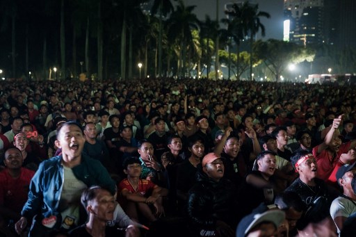 Kalangan ibu-ibu hingga anak-anak memadati kawasan Monumen Nasional (Monas), Jakarta Pusat, untuk nonton bareng (nobar) pertandingan sepak bola antara Tim Nasional Indonesia U-23 melawan Irak, Kamis, 2 Mei 2024 malam.
