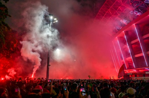 Keseruan nobar juga terlihat di kawasan Stadion Utama Gelora Bung Karno, Jakarta.