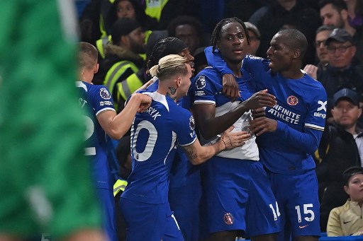 Kedua tim bermain ofensif sejak kick-off, tetapi Chelsea lebih mendominasi jalannya laga. The Blues kemudian memecahkan kebuntuan pada menit ke-24. Umpan tendangan bebas Conor Gallagher sukses ditanduk Trevoh Chalobah. Skor 1-0 bertahan hingga jeda.  