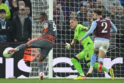 El Kaabi kembali lolos dari jebakan offside dengan mengecoh kiper Robin Olsen untuk menggandakan keunggulan Okympiakos.