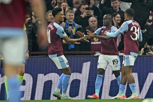 Ollie Watkins memperkecil ketertinggalan dengan golnya yang ke-27 musim ini pada waktu tambahan babak pertama, sebelum Moussa Diaby menyamakan kedudukan 2-2 ketika menaklukkan kiper Konstantinos Tzolakis di tiang dekat.