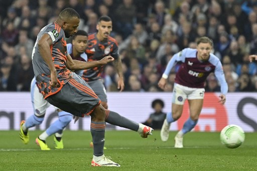 Empat menit berselang Roma dihukum penalti setelah Douglas Luiz mengangkat lengannya untuk menangkis sepak pojok Olympiakos. El Kaabi dengan tenang mengecoh Olsen ke arah yang salah, untuk menuntaskan hattrick-nya malam itu. Skor menjadi 3-2 untuk Olympiacos.