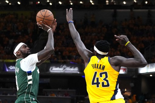 Berdasarkan statistik hasil pertandingan, Bobby Portis Jr menambahkan 20 poin dan 15 rebound untuk Milwaukee Bucks. Brook Lopez juga menyumbang 20 poin, dan Khris Middleton menyumbang 14 poin dan 8 rebound.