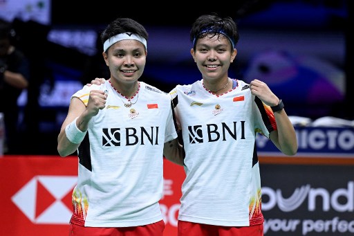 Ganda putri Apriyani Rahayu/Siti Fadia Silva Ramadhanti menambah satu poin lagi untuk Indonesia usai menang atas pasangan Jongkolphan Kitiharakhul/Rawinda Prajongjai melalui dua gim langsung dengan skor 21-17, 21-14 dalam tempo 51 menit. 