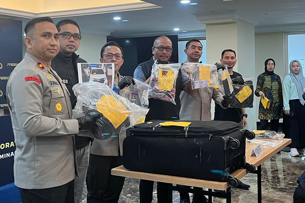 Usai jasad korban dimasukkan ke koper, tambahnya, tersangka kemudian keluar dari hotel dan menuju Tangerang, Banten. Tersangka kemudian bertemu dengan adiknya yang berinisial AT, 21, untuk membantu membuang koper tersebut.