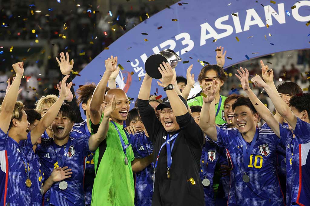 Jepang U-23 menjuarai Piala Asia U-23 2024 setelah mengalahkan Uzbekistan U-23 pada partai final di Stadion Jassim Bin Hamad, Doha, Jumat, 3 Mei 2024 malam waktu setempat. Para pemain Jepang pun berselebrasi untuk merayakan keberhasilan mereka tersebut.