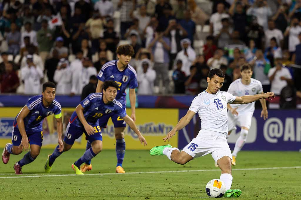 Uzbekistan memiliki peluang emas untuk menyamakan kedudukan, namun tendangan penalti Umarali Rahmonaliyev dapat diselamatkan Leo Kokubo. Kingga peluit panjang dibunyikan skor 1-0 tetap bertahan untuk kemenangan Jepang.