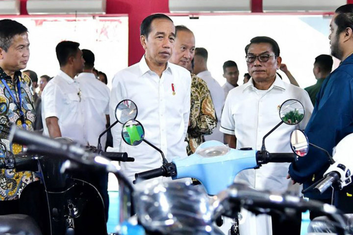 Presiden Joko Widodo meninjau pameran kendaraan listrik Periklindo Electric Vehicle Show di JI-Expo Kemayoran Jakarta, Jumat, 3 Mei 2024. Jokowi menyatakan ekosistem kendaraan listrik di Indonesia segera terbentuk seiring dengan pabrik industri baterai yang mulai berproduksi.