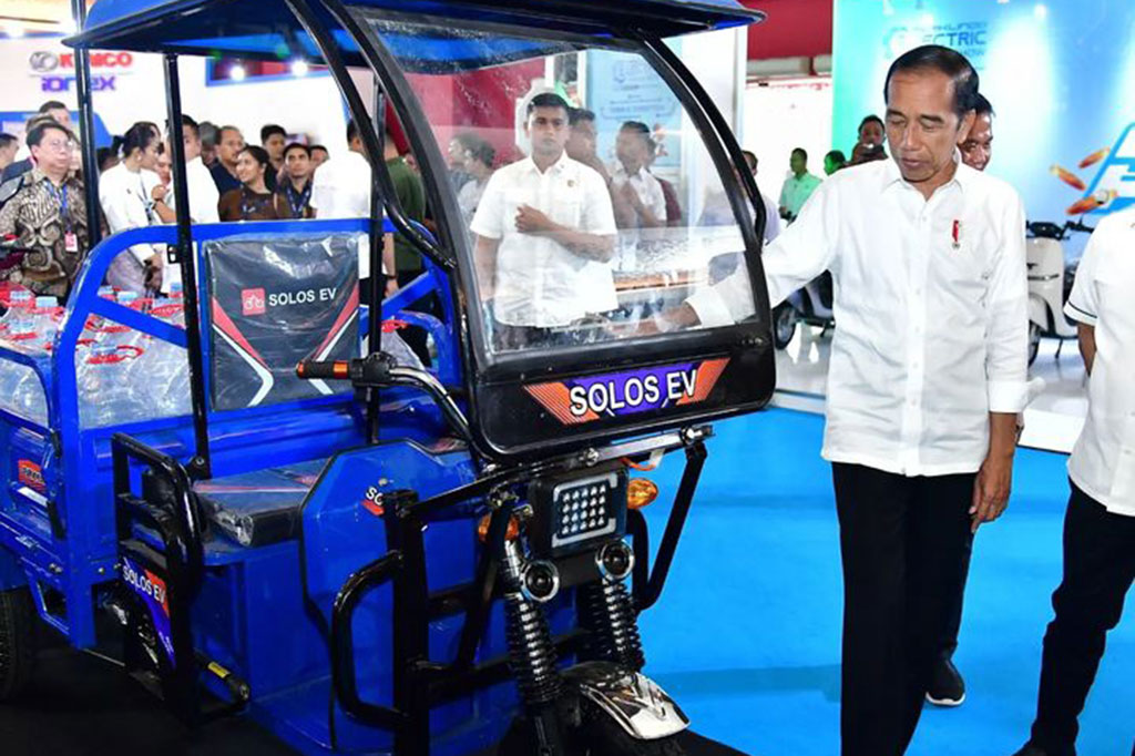 Presiden pun mengaku senang karena pabrikan kendaraan listrik yang terus tumbuh. Kepala Negara menyebutkan bahwa saat ini sudah ada 59 pabrik yang memproduksi motor listrik, 5 pabrik mobil listrik, 1 pabrik bus listrik dan 1 pabrik produksi truk listrik.