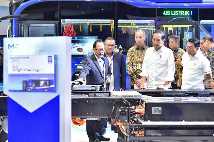 Jokowi juga meminta pembangunan ekosistem kendaraan listrik tidak menemui hambatan. 