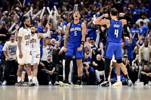Orlando Magic menyamakan kedudukan 3-3 dengan Cleveland Cavaliers pada babak playoff putaran pertama Wilayah Timur untuk memaksa dipertandingkannya laga ketujuh atau laga pamungkas untuk menentukan pemenang.