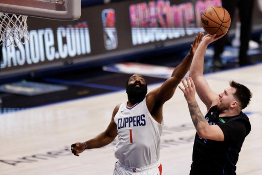 Doncic melewati laga dengan akurasi tembakan yang payah lantaran lutut kanannya yang bermasalah sehingga membuat akurasi tembakan tiga angka top skorer NBA 2024 itu menurun drastis dari rata-rata. Doncic selalu gagal dalam tujuh upaya tembakan tiga angkanya di babak pertama dan hanya mencatatkan akurasi tembakan tiga angka 10 persen, satu dari 10 selama pertandingan.