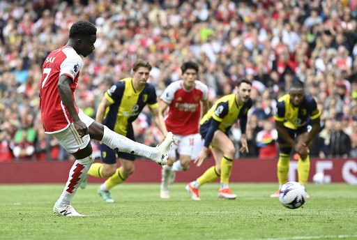 Arsenal membuka keunggulan di menit akhir babak pertama lewat eksekusi penalti Bukayo Saka setelah sebelumnya Kai Havertz dilanggar di kotak terlarang oleh kiper Mark Travers.