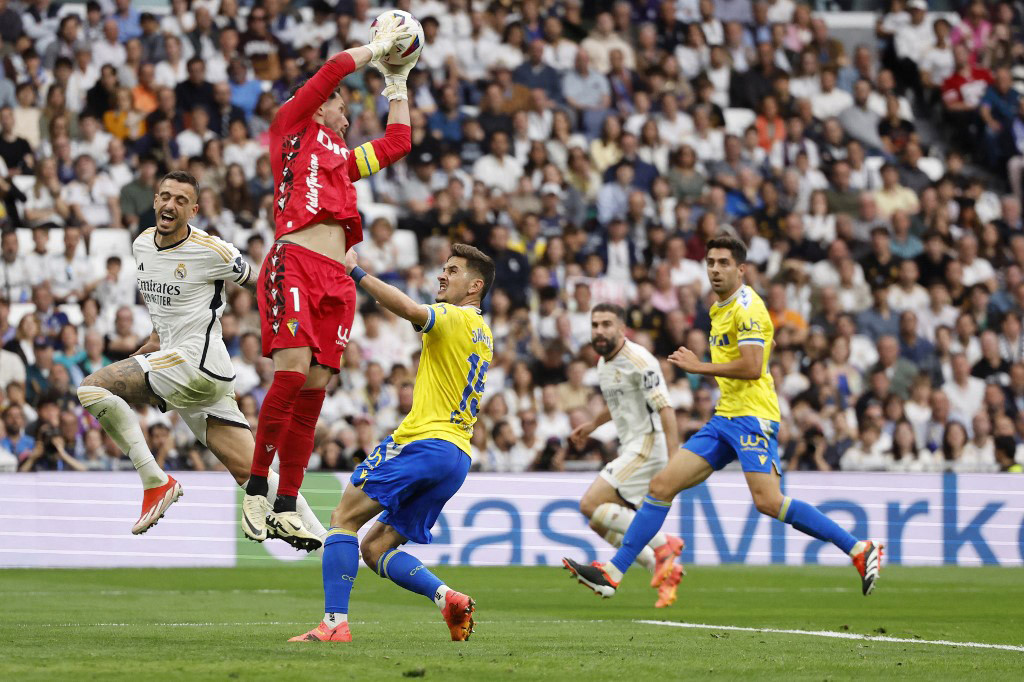 Real Madrid semakin dekat dengan raihan gelar juara Liga Spanyol setelah menang 3-0 atas tamunya Cadiz, pada pertandingan di Stadion Santiago Bernabeu, Madrid, Sabtu, 4 Mei 2024.