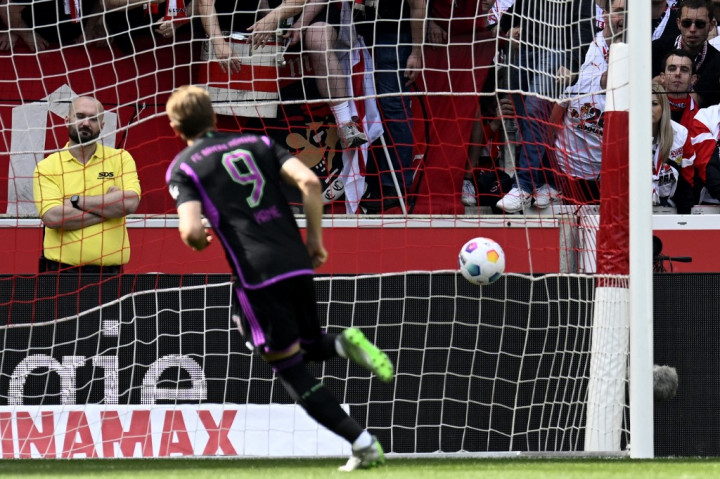 Selanjutnya Bayern memiliki peluang emas untuk menyamakan kedudukan setelah mendapatkan hadiah tendangan penalti. Harry Kane yang maju sebagai algojo sukses melaksanakan tugasnya dengan baik setelah tendangannya tak dapat ditebak kiper Alexander Nubel sehingga skor kembali sama kuat 1-1 pada menit 37.