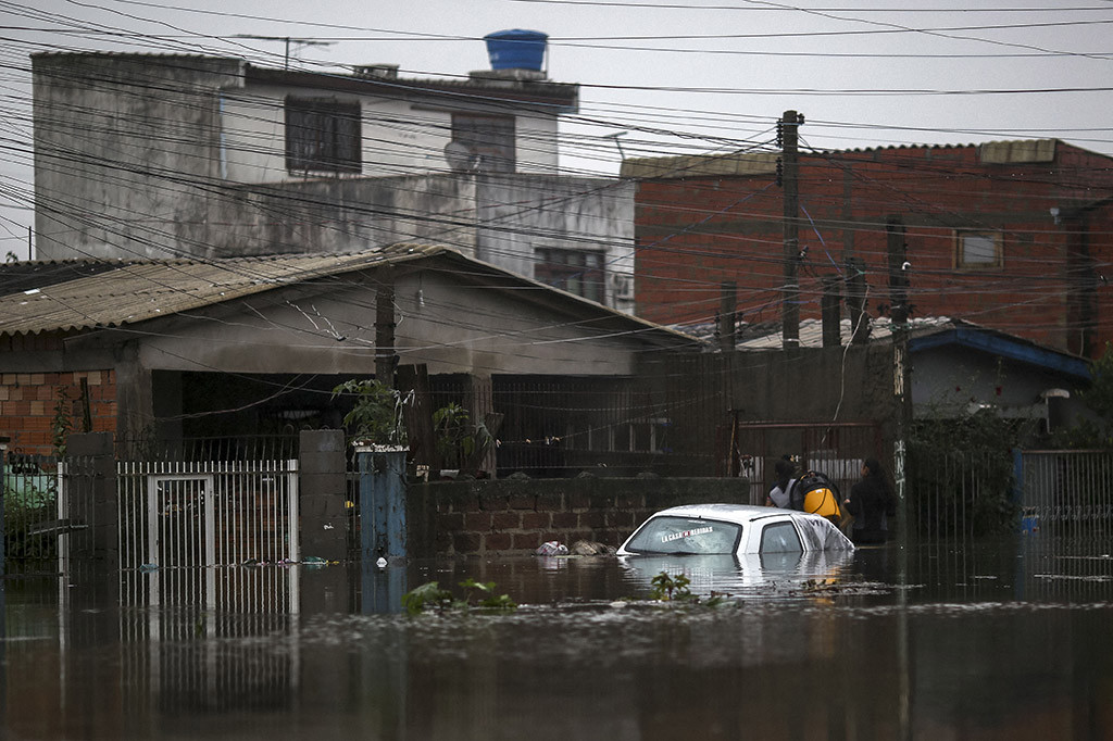 Jumlah tersebut belum termasuk dua orang yang tewas dalam ledakan di pompa bensin yang kebanjiran di Porto Alegre, yang disaksikan oleh seorang jurnalis AFP, saat tim penyelamat berusaha mengisi bahan bakar.