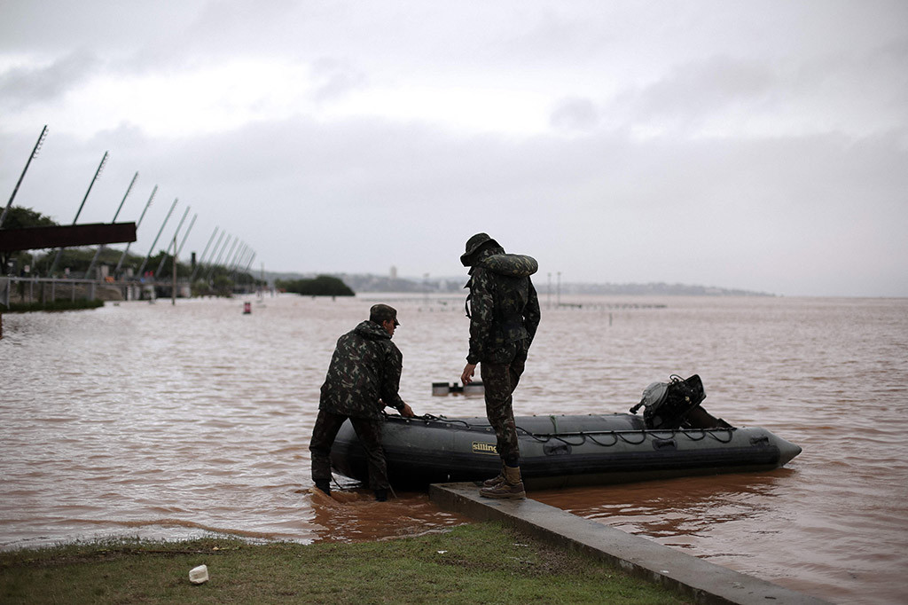Pihak berwenang bergegas mengevakuasi lingkungan yang terendam banjir ketika petugas penyelamat menggunakan kendaraan roda empat dan bahkan jet ski untuk bermanuver melalui air setinggi pinggang untuk mencari mereka yang terdampar.