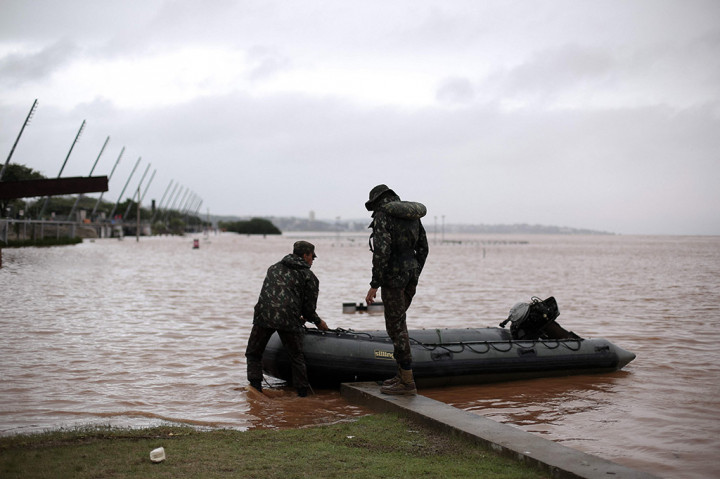 Pihak berwenang bergegas mengevakuasi lingkungan yang terendam banjir ketika petugas penyelamat menggunakan kendaraan roda empat dan bahkan jet ski untuk bermanuver melalui air setinggi pinggang untuk mencari mereka yang terdampar.