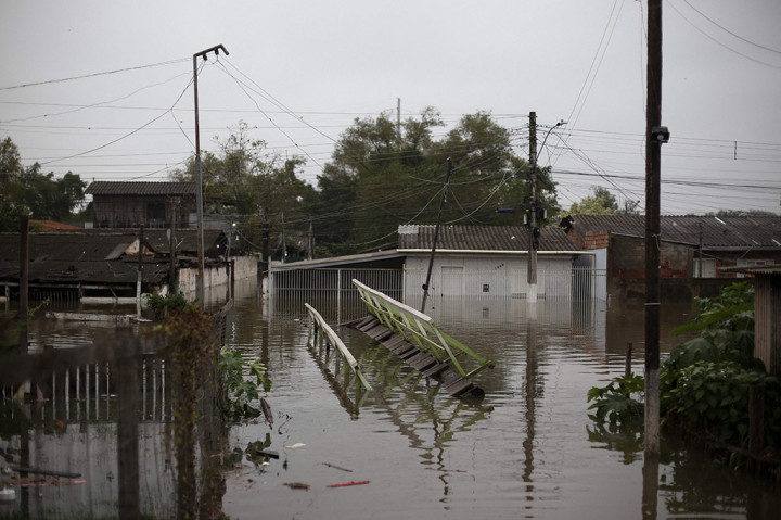 Setidaknya 74 orang terluka dan 67 lainnya hilang akibat bencana banjir tersebut, kata pertahanan sipil.