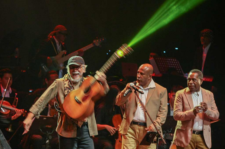 Selain Iwan Fals sejumlah penyayi asal Papua turut tampil dalam panggung megah itu, seperti Papua Original & Orchestra, Edo Kondologit, Sundari Soekotjo, Nowela, Joan Idol, Dave Solution Baransano, Frans Sisir Rumbino, Chea Rumagesan, Dorkas Waroy, Depo D'Phenomeno, dan Michael Jakarimilena.