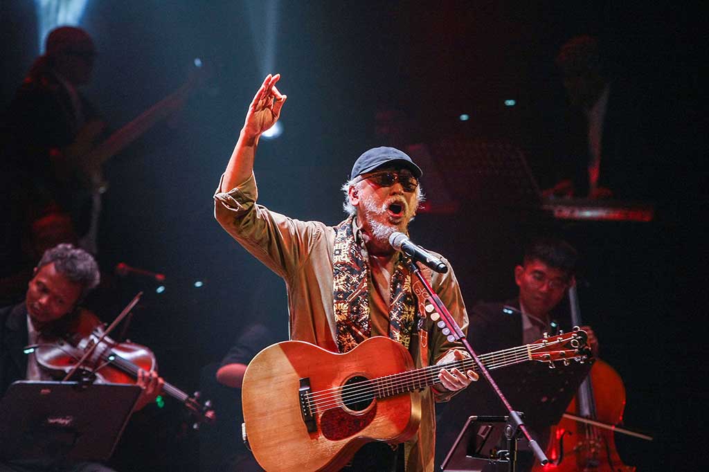 Musisi dan penyanyi Iwan Fals tampil dalam konser Tribute to Black Brothers di Teater Besar, Taman Ismail Marzuki (TIM), Jakarta, Sabtu, 4 Mei 2024.