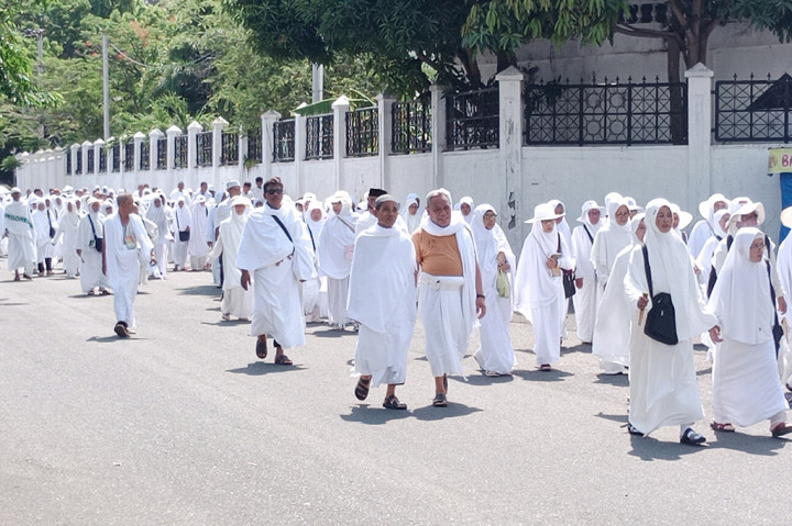 Suhu udara di Arab Saudi pada musim Haji 1445 M atau 2024 kali ini diperkirakan mencapai 50 derajat celcius. Cuaca yang sangat panas seperti itu perlu diwaspadai dan setiap jemaah calon haji diharapkan dapat memiliki persiapan yang matang.