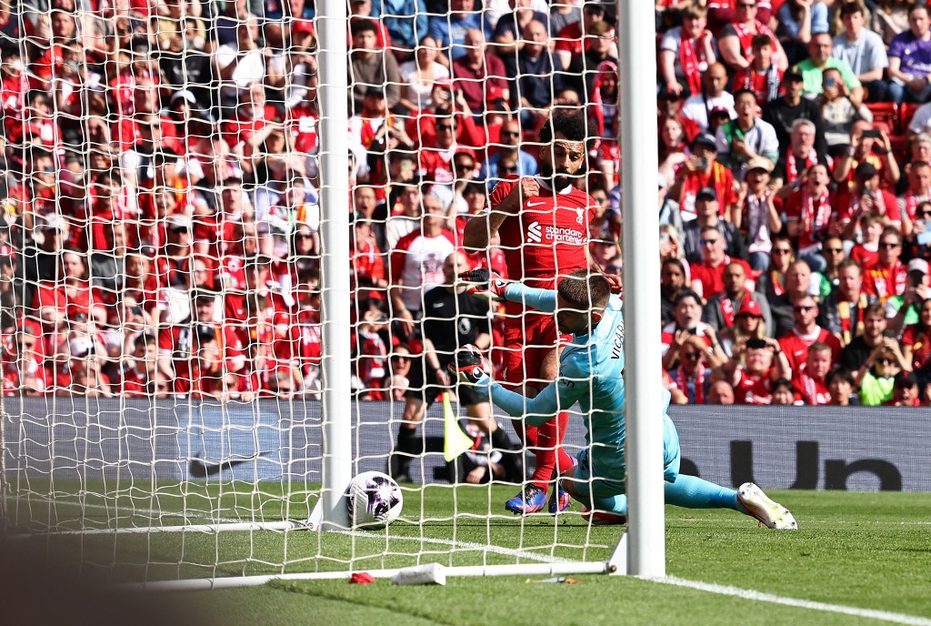 Liverpool mendominasi jalannya babak pertama dan sukses membuka skor pada menit ke-16 lewat sundulan Salah setelah menyambut umpan silang Gakpo. Skor menjadi 1-0.