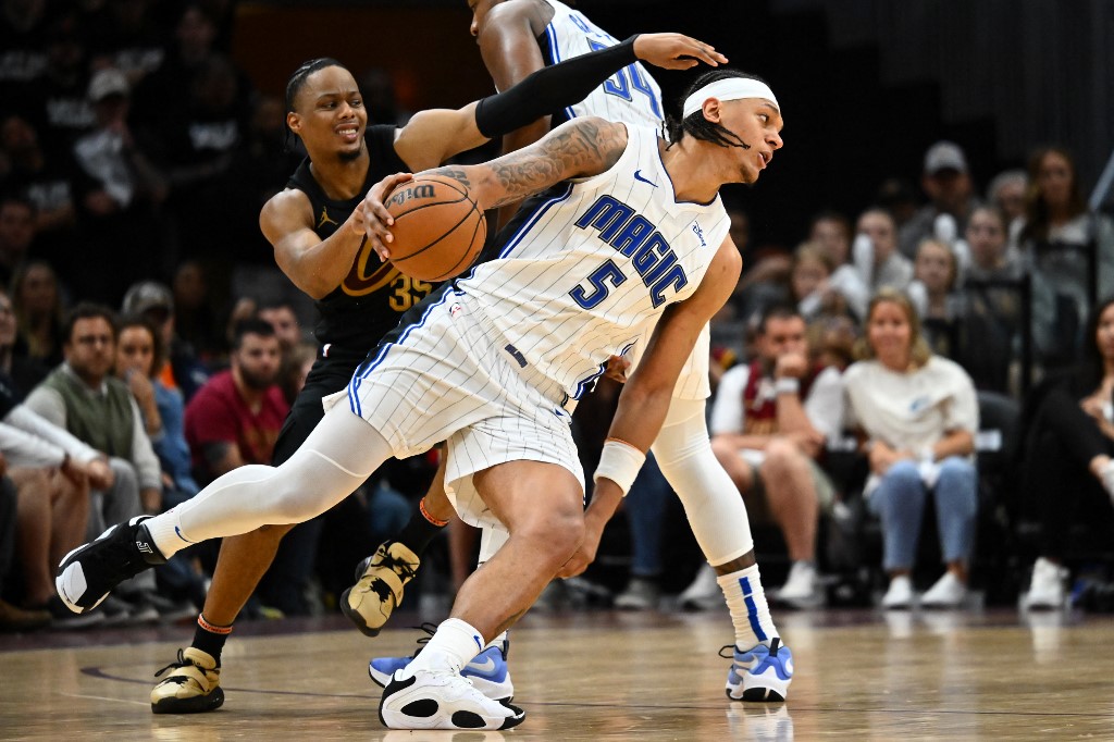 Di menit-menit akhir, penonton yang melambaikan handuk di dalam arena Rocket Mortgage FieldHouse meneriakkan 