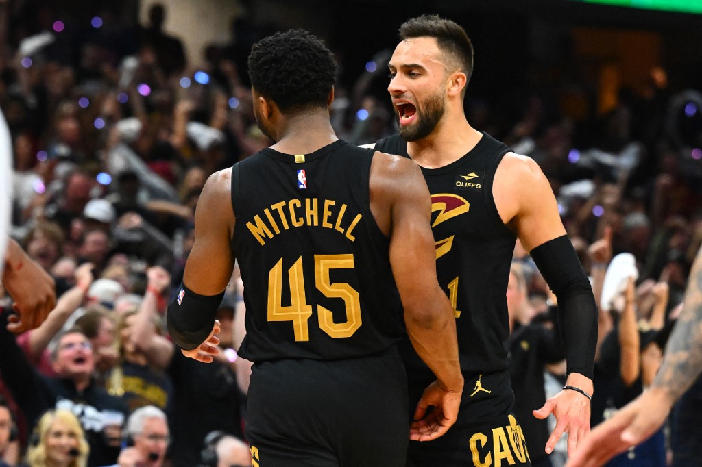 Cavaliers mengawali laga dengan akurasi tembakan terburuknya dan tanpa tripoin walaupun sudah tujuh kali melakukan percobaan tembakan dari luar garis lengkung. Bahkan mereka sampai tertinggal 18 poin di babak pertama dan berada dalam bahaya tersingkir di playoff putaran pertama untuk tahun kedua berturut-turut.