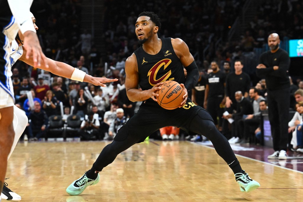 Donovan Mitchell membawa Cavaliers memastikan tempat di semifinal Timur dengan torehan 39 poin dan 9 rebound. Caris LeVert menambah 15 poin, Max Strus 13 angka, Darius Garland 12 poin, dan Evan Mobley mencapai double-double dengan 11 poin serta 16 rebound.