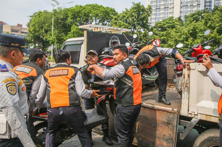 Sebelumnya, Dinas Perhubungan DKI Jakarta mengidentifikasi lokasi-lokasi yang sering digunakan untuk parkir liar dan melakukan penderekan terhadap kendaraan yang diparkir sembarangan.  
