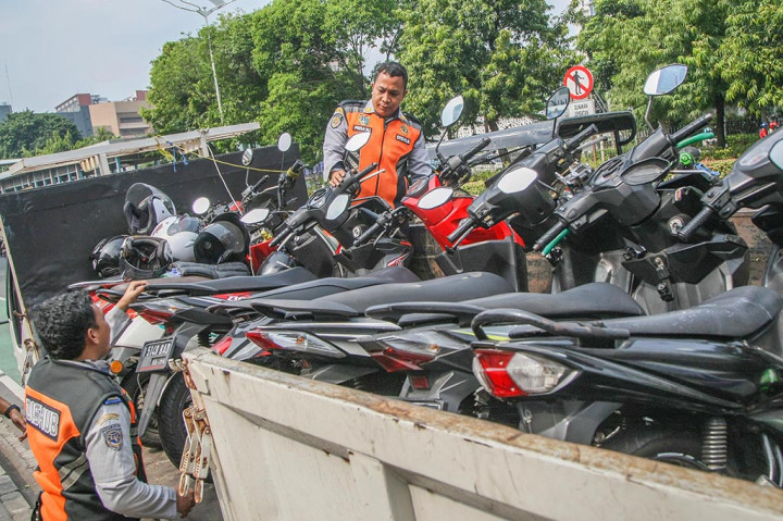 Berdasarkan hasil identifikasi terkait pelanggaran parkir liar, pihaknya melihat cukup tinggi pemasukannya. Karena itu, Dinas Perhubungan (Dishub) DKI Jakarta juga melakukan penertiban parkir liar dengan melakukan penderekan bagi kendaraan diparkir sembarangan.
