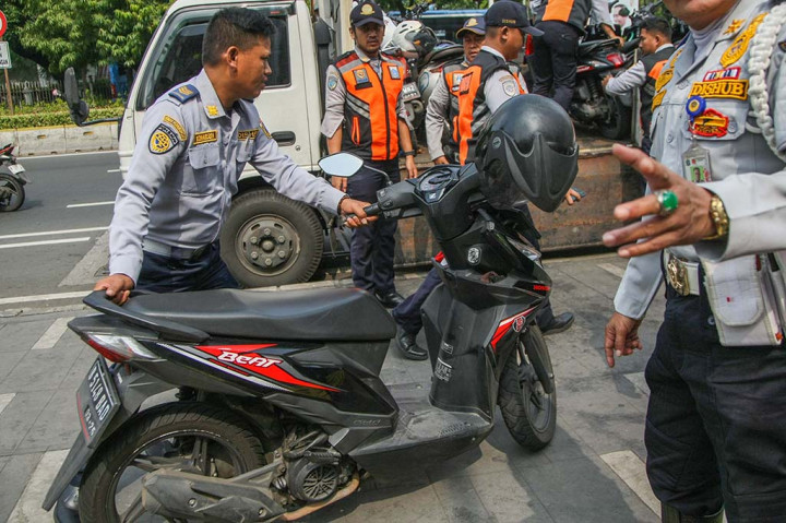Penertiban parkir liar yang dilakukan Sudin Pehubungan DKI tersebut untuk mefungsikan trotoar sebagai jalur khusus pejalan kaki. 