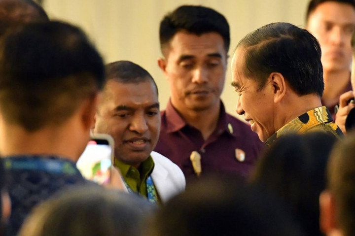 Dalam menangani kurangnya dokter dan dokter spesialis di Indonesia, Presiden menegaskan perlu dilakukan terobosan, termasuk dengan menggerakkan 24 fakultas kedokteran di Indonesia dan 420 rumah sakit pemerintah untuk memproduksi lebih banyak dokter.