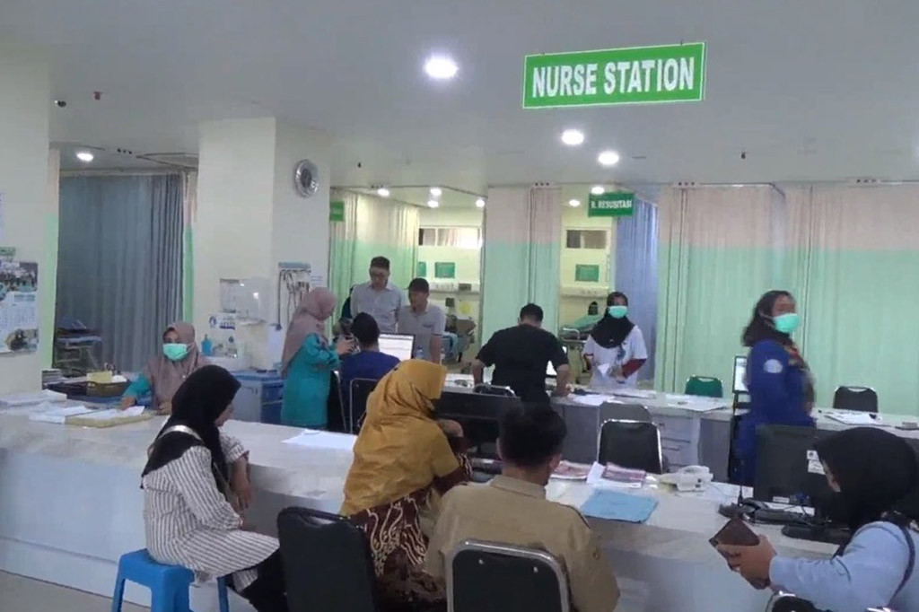 Sejak awal Januari sampai sekarang jumlah kasus demam berdarah dengue (DBD) meningkat dibanding tahun lalu. Sampai dengan hari ini, Senin, 6 Mei 2024 terdapat 341 kasus DBD dan 17 orang meninggal dunia. Sedangkan untuk kasus demam dengue atau DD sebenarnya sudah ribuan kasus namun segera tertangani sehingga tidak sampai ke DBD.