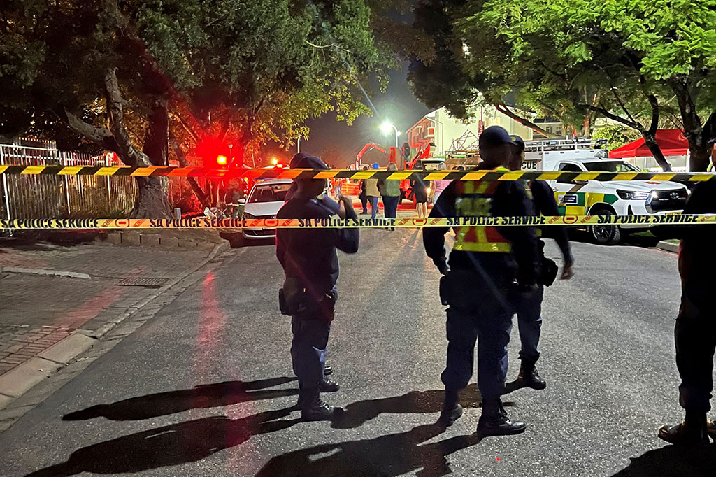 Mario Ferreira, juru bicara lembaga amal Gift of the Givers, yang membantu di lokasi tersebut, mengatakan kepada AFP bahwa petugas penyelamat melakukan komunikasi dengan beberapa orang di bawah reruntuhan.