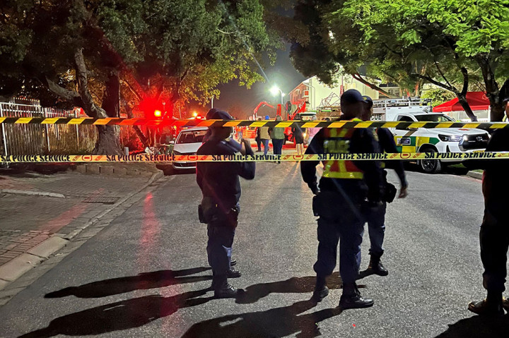 Mario Ferreira, juru bicara lembaga amal Gift of the Givers, yang membantu di lokasi tersebut, mengatakan kepada AFP bahwa petugas penyelamat melakukan komunikasi dengan beberapa orang di bawah reruntuhan.