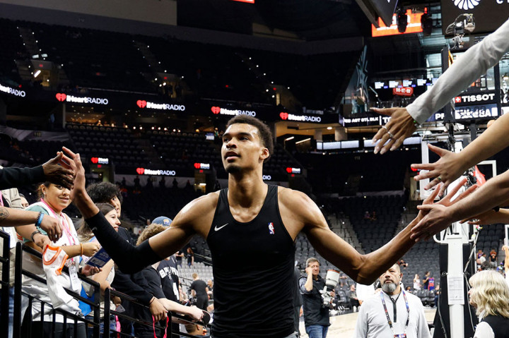 Center berusia 20 tahun, dengan tinggi 2,24 m yang menjadi pilihan teratas di NBA Draft tahun lalu, rata-rata mencetak 21,4 poin, 10,6 rebound, 3,9 assist, 3,6 tembakan yang diblok, dan 1,2 steal.