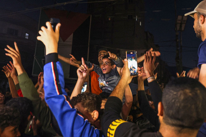 Warga Palestina bersuka cita di sebuah jalan di Rafah, Jalur Gaza selatan, setelah Hamas mengumumkan menerima proposal gencatan senjata pada Senin, 6 Mei 2024.