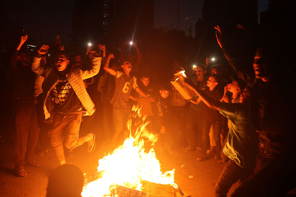 Hamas, Senin, 6 Mei 2024, mengatakan pihaknya menerima usulan gencatan senjata dalam perang tujuh bulan di Gaza, sementara Israel memperbarui perintah bagi warga Palestina di Rafah untuk mengungsi menjelang ancaman invasi yang sudah lama terjadi di kota tersebut.