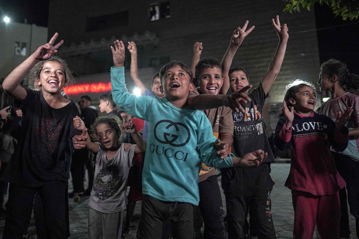 Sementara itu, militer Israel mengulangi seruan sebelumnya kepada penduduk kota Rafah timur untuk mengungsi saat mereka mempersiapkan operasi darat di kota Gaza selatan.