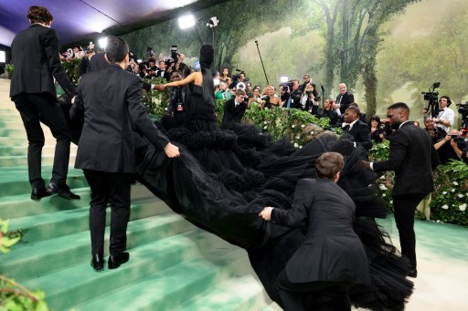 Ansambel rapper ini terinspirasi oleh mawar hitam, seperti yang digoda oleh stylistnya Kollin Carter di Instagram-nya hari ini. Masuk akal, mengingat dress code-nya adalah “The Garden of Time,” yang dipilih oleh Costume Institute untuk dipadukan dengan pameran musim semi mereka, 'Sleeping Beauties: Reawakening Fashion'.